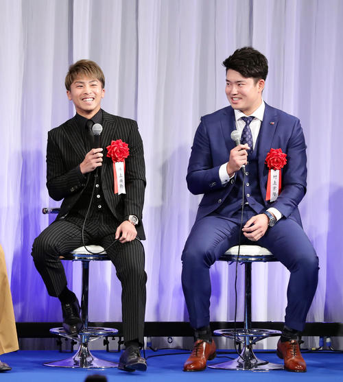 報知プロスポーツ大賞授賞式で笑い合う井上尚弥（左）とヤクルト村上宗隆（撮影・浅見桂子）