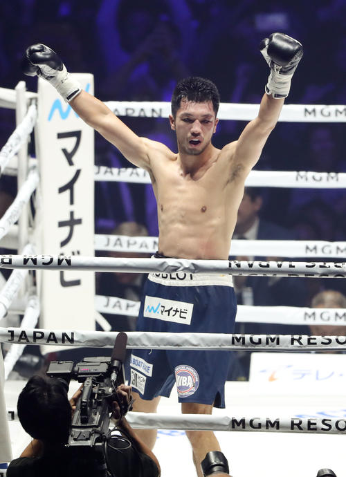 5回、バトラー（右）にTKO勝ちする村田（撮影・狩俣裕三）
