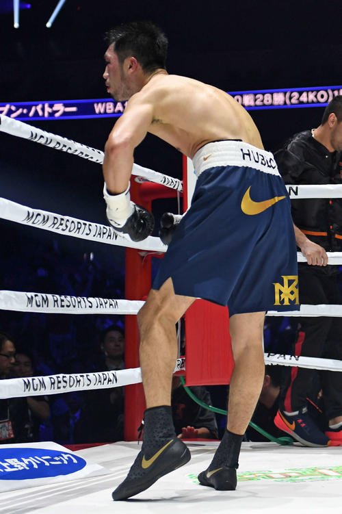 5回TKO勝利し、客席に向かってポーズを決める村田（撮影・横山健太）