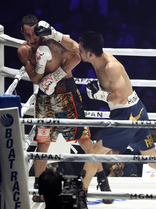 5回、バトラー（左）をコーナーに追い込む村田（撮影・狩俣裕三）