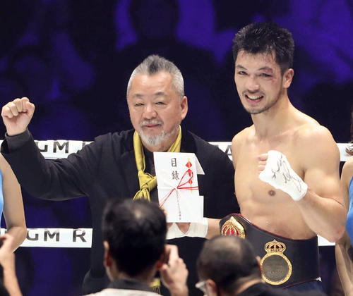 初防衛に成功した村田はボートレース振興会の小高会長（左）から旅行券を贈呈される（撮影・狩俣裕三）