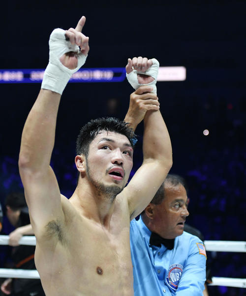 5回、バトラーにKO勝利し1本指を立てる村田（撮影・横山健太）