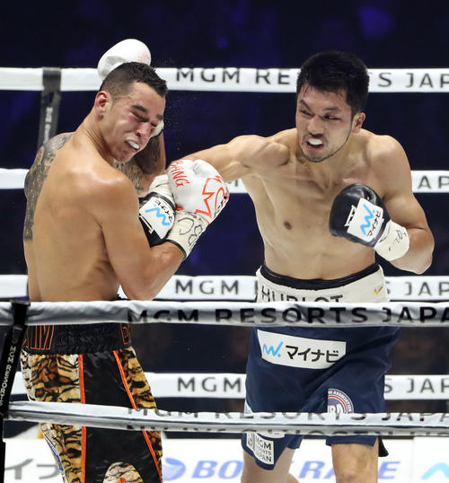 2回、バトラー（左）に強烈な右フックを食らわす村田（撮影・狩俣裕三）