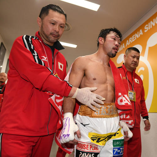 ムザラネに敗れ肩を落とし引き揚げる八重樫（中央）（撮影・横山健太）