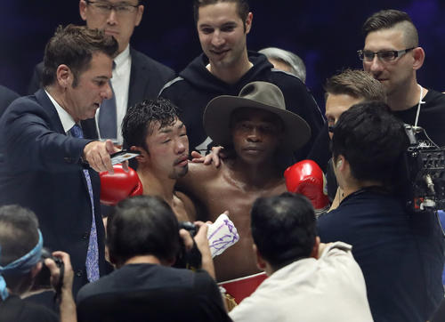 9回、試合後、ムザラネ（中央右）を称える八重樫（撮影・狩俣裕三）