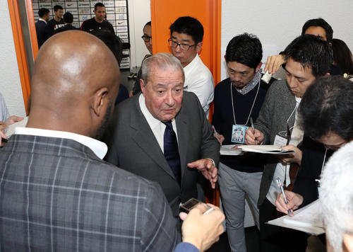 試合後、記者の質問に答えるアラム氏（撮影・狩俣裕三）