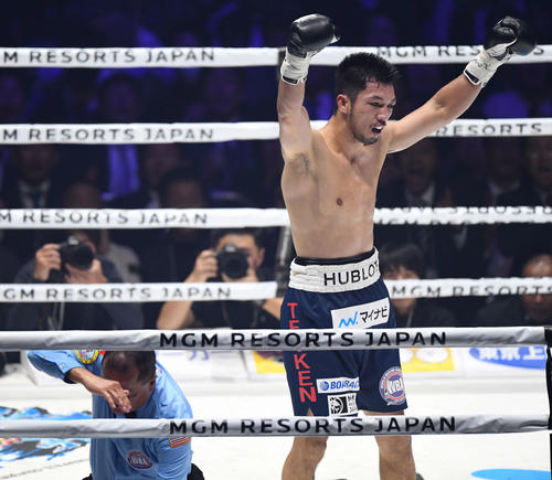 5回、バトラーにTKO勝ちし、両手を突きあげる村田（撮影・鈴木みどり）