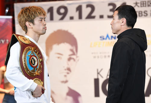 フェイスオフをする田中（左）とウラン・トロハツ（撮影・横山健太）