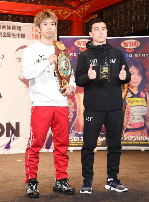 ポーズを決める田中（左）とトロハツ（撮影・横山健太）
