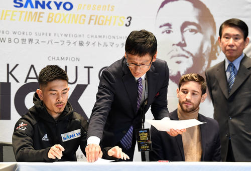 調印式を行う井岡（左）。同3人目はシントロン（撮影・横山健太）