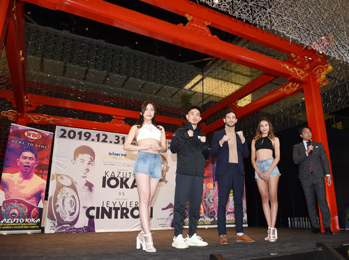 ポーズを決める井岡（左から2人目）とシントロン（同3人目）。左からラウンドガールの保科凜と2人おいてウェディシンハ理沙（撮影・横山健太）
