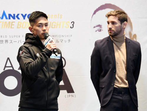 意気込みを語る井岡（左）。右はシントロン（撮影・横山健太）