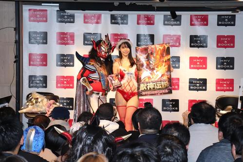 DVD発売イベントを行った獣神サンダー・ライガー。右はスペシャル応援団のグラビアアイドル鈴木ふみ奈