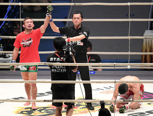 石渡対扇久保　判定で勝ち名乗りを受ける扇久保（左）と座り込む石渡（右）（撮影・滝沢徹郎）