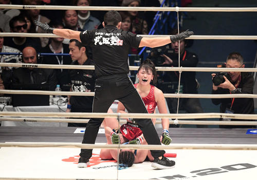 リンジー・ヴァンザント対RENA　リンジー・ヴァンザント（下）にパンチを打ち込みTKO勝ちしたRENA（撮影・滝沢徹郎）