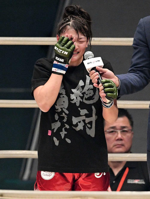 リンジー・ヴァンザント対RENA　試合後、「絶対負けない」とプリントされたTシャツを着て涙ながらにインタビューに応じるRENA（撮影・滝沢徹郎）