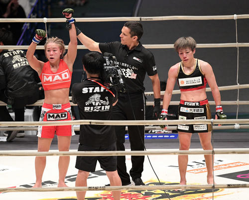 浜崎対ハム・ソヒ　判定で勝ち名乗りを受けるハム・ソヒ（左）。右はぼう然とする浜崎（撮影・滝沢徹郎）