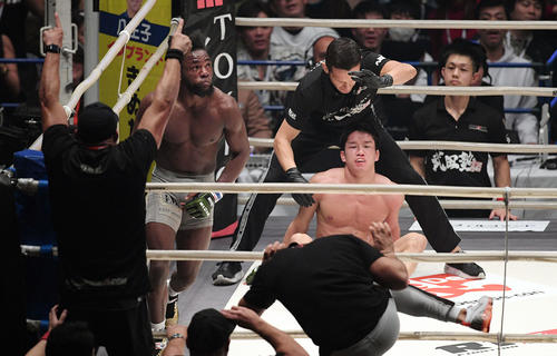 朝倉海対マネル・ケイプ　マネル・ケイプ（左）にTKO負けしぼう然とする朝倉海（撮影・滝沢徹郎）