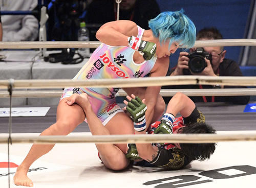 山本美憂対アム・ザ・ロケット　アム・ザ・ロケット（下）にパンチを打ち込む山本美憂（撮影・滝沢徹郎）