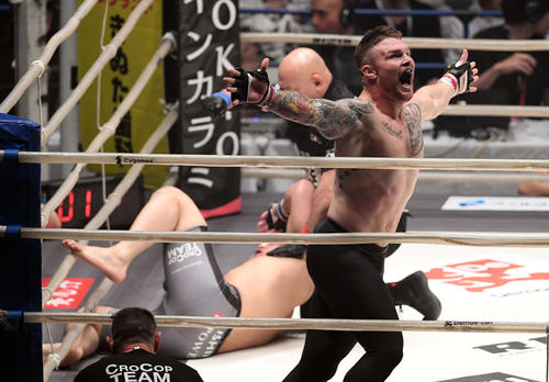 ジェイク・ヒューン対石井　石井（奥）に勝利し喜ぶジェイク・ヒューン（撮影・滝沢徹郎）