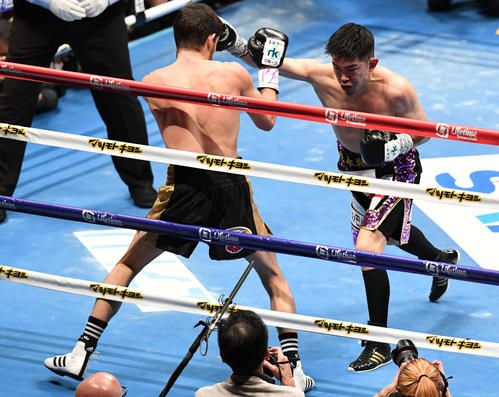 2回、井岡はシントロンに右ストレートを打ち込む（撮影・山崎安昭）