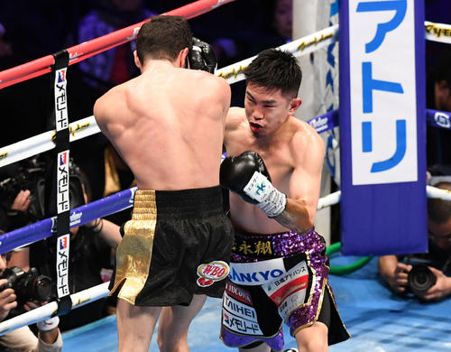 4回、井岡はシントロンに右ストレートを打ち込む（撮影・山崎安昭）