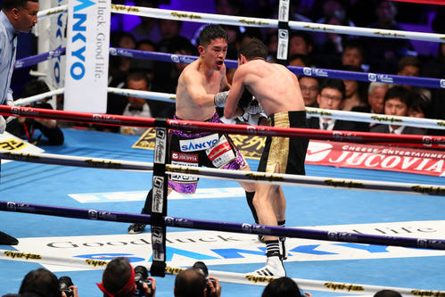 10回、井岡（左）はシントロンを打ち込む（撮影・足立雅史）