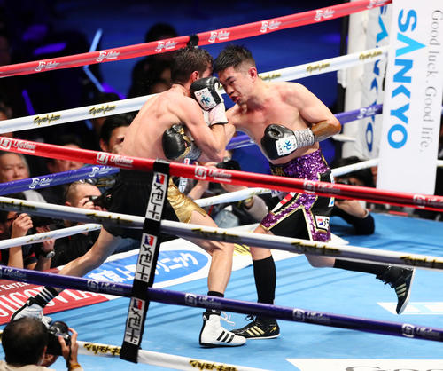11回、シントロン（左）を連打で追い込む井岡（撮影・足立雅史）