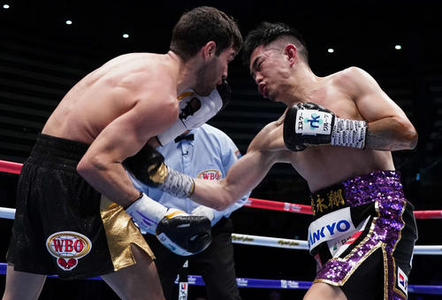 3回、井岡はシントロンに右ボディーを打ち込む（撮影・加藤諒）
