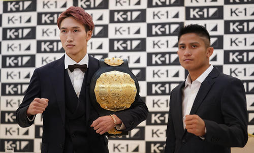 会見を終え、明日の試合スーパー・ライト級タイトルマッチを行う王者・安保瑠輝也（左）と挑戦者のゲーオ・ウィラサクレック（右）（撮影・森本幸一）