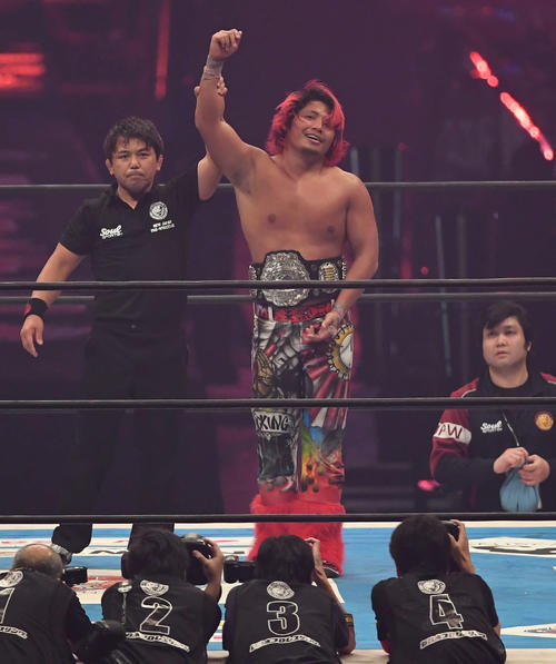 IWGPジュニアヘビー級選手権　新王者の高橋ヒロムは勝ち名乗りを受ける（2017年1月4日撮影）