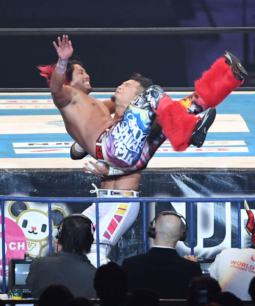 IWGPジュニアヘビー級選手権　高橋ヒロム（上）はポストから場外のKUSHIDAにジャンプ（2017年1月4日撮影）