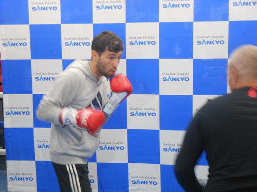 ミット打ちをするジェイビエール・シントロン