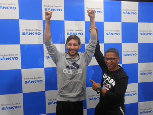 オレの腕が上がるとアピールするジェイビエール・シントロン（左）とイバン・カルデロン・トレーナー