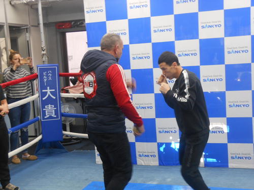 トレーナーを相手にマスボクシングするトロハツ