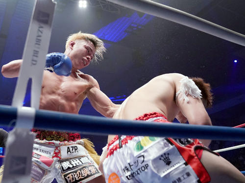 K－1WORLD　GP名古屋大会　スーパーファイト第3R、大和哲也（右）にパンチを放つ不可思（左）（撮影・森本幸一）