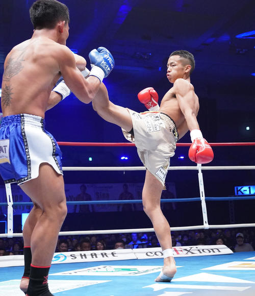 スリヤンレック・オーボートー．ガムピー（左）にキックを放つ武居由樹（右）（撮影・森本幸一）