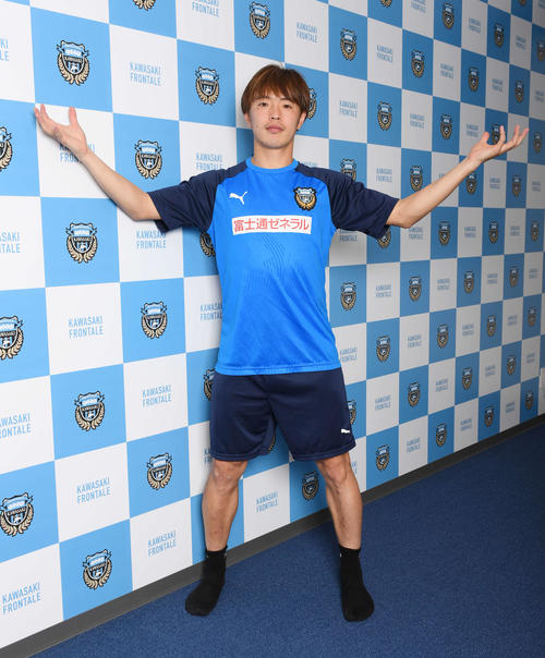 レインメーカーポーズを取る川崎F斎藤学（撮影・鈴木みどり）