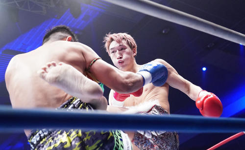 スーパー・ライト級タイトルマッチ　第2R、ウィラサクレック（左）にキックを放つ安保瑠（右）（撮影・森本幸一）