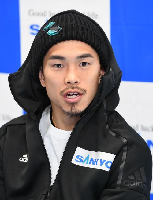 予備検診を終えて取材を受ける井岡（撮影・山崎安昭）