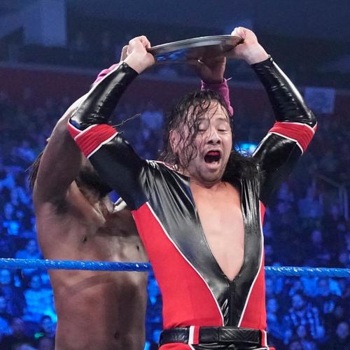 キングストン（後方）と皿を奪い合うインターコンチネンタル王者中邑（Ｃ）2019WWE,Inc.AllRightsReserved