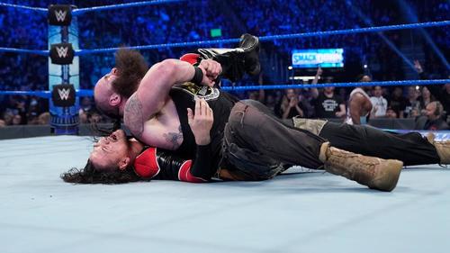 ストローマン（上）から屈辱のフォールを奪われたインターコンチネンタル王者中邑（C）2019WWE,Inc.AllRightsReserved