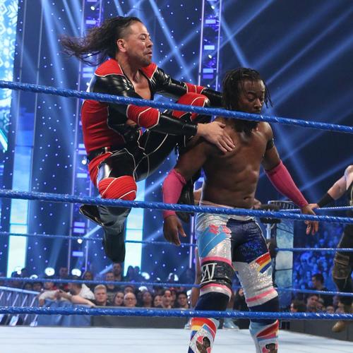 キングストン（右）の背後からひざを打ち込むインターコンチネンタル王者中邑（C）2019WWE,Inc.AllRightsReserved