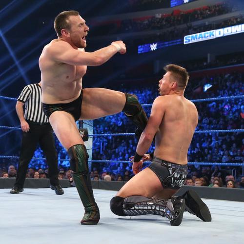 ザ・ミズ（右）にイエスキックを蹴りこむブライアン（C）2019WWE,Inc.AllRightsReserved