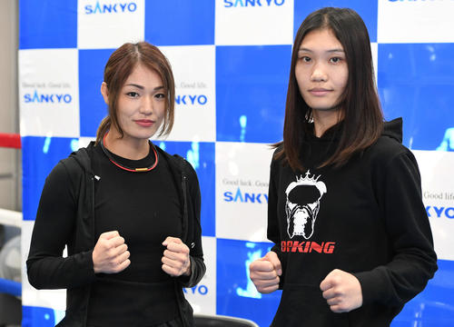予備検診を終えてポーズを決める吉田（左）とシー・リーピン（撮影・山崎安昭）