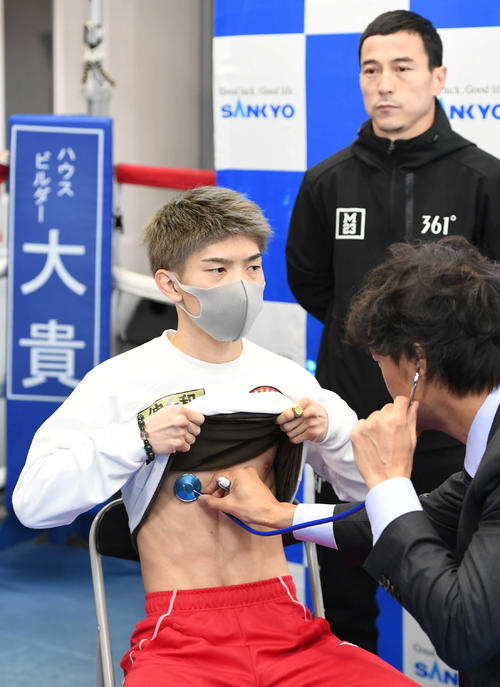 予備検診を受ける田中。後方はウラン・トロハツ（撮影・山崎安昭）