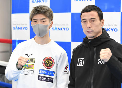 予備検診を終えてポーズを決める田中（左）とウラン・トロハツ（撮影・山崎安昭）