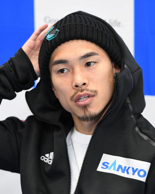 予備検診を終えて取材を受ける井岡（撮影・山崎安昭）