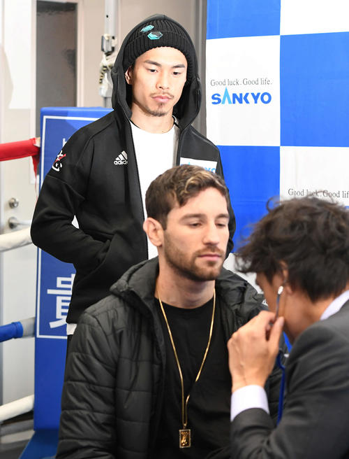 シントロンの予備検診を見守る井岡（撮影・山崎安昭）