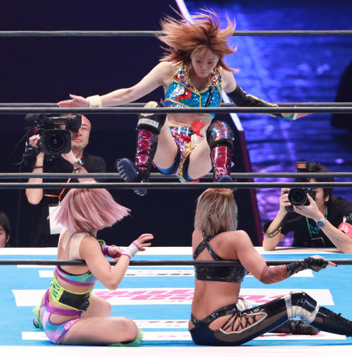 新日本プロレス　2人同時にドロップキックを浴びせる岩谷麻優（撮影・中島郁夫）